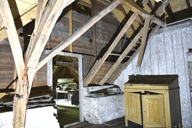 <p>Aansluiting van de kapconstructie van het hoofddak op het dak van de in 1827 aangebouwde vleugel. De daksporen van de hoofdvleugel zouden ter plaatse na het gereedkomen van de aanbouw weggenomen moeten worden, maar daarvan is het nooit gekomen. </p>
